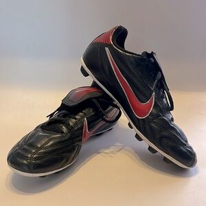 NIKE Outdoor SOCCER Shoes / Cleats -  Youth Size 5Y